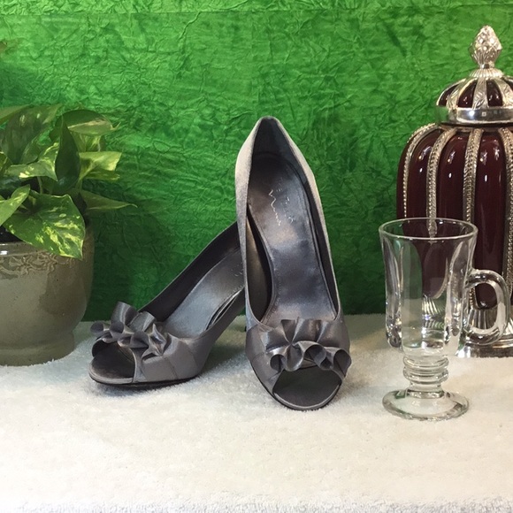 💥”HP”💥💍TOUCH OF Nina” Silver Heels - Picture 1 of 6